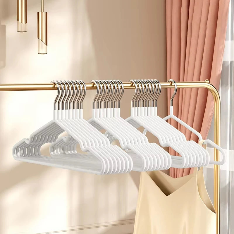 HangerPro – Perchas de metal delgadas (paquete de 10) | Antideslizantes | Ahorran espacio