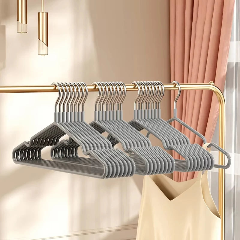 HangerPro – Perchas de metal delgadas (paquete de 10) | Antideslizantes | Ahorran espacio