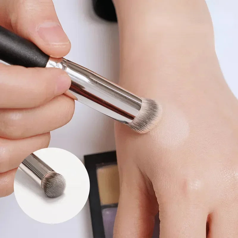 Brocha para contorno y corrector — Brocha densa para difuminar base, contorno y ojeras