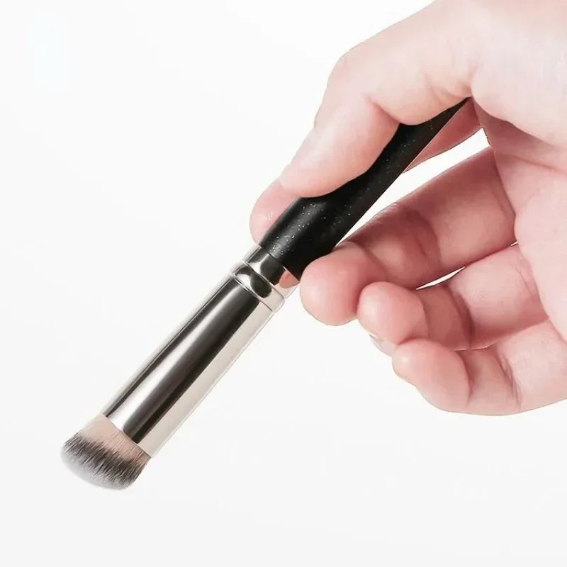 Brocha para contorno y corrector — Brocha densa para difuminar base, contorno y ojeras