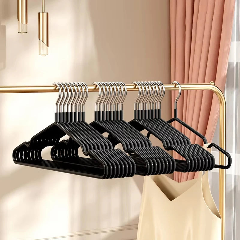 HangerPro – Perchas de metal delgadas (paquete de 10) | Antideslizantes | Ahorran espacio
