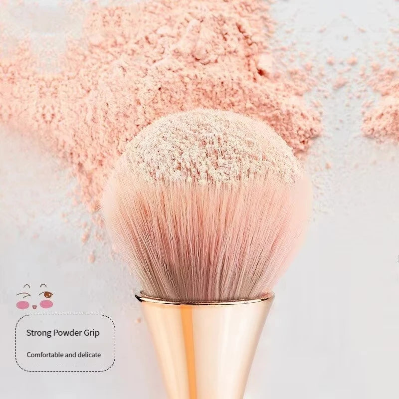 Brocha de Maquillaje en Abanico Oro Rosa — Brocha Suave para Iluminador, Polvos Sueltos y Colorete